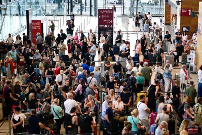 Over 8,000 Flights Delayed Across U.S. Amid Air Traffic Controller Shortage, Ongoing Shutdown