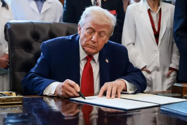 Trump Orders Suspension of US Green Card Lottery Over University Shootings